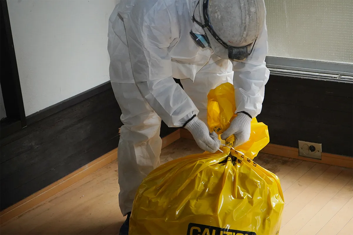 アスベスト（石綿）廃材袋詰め