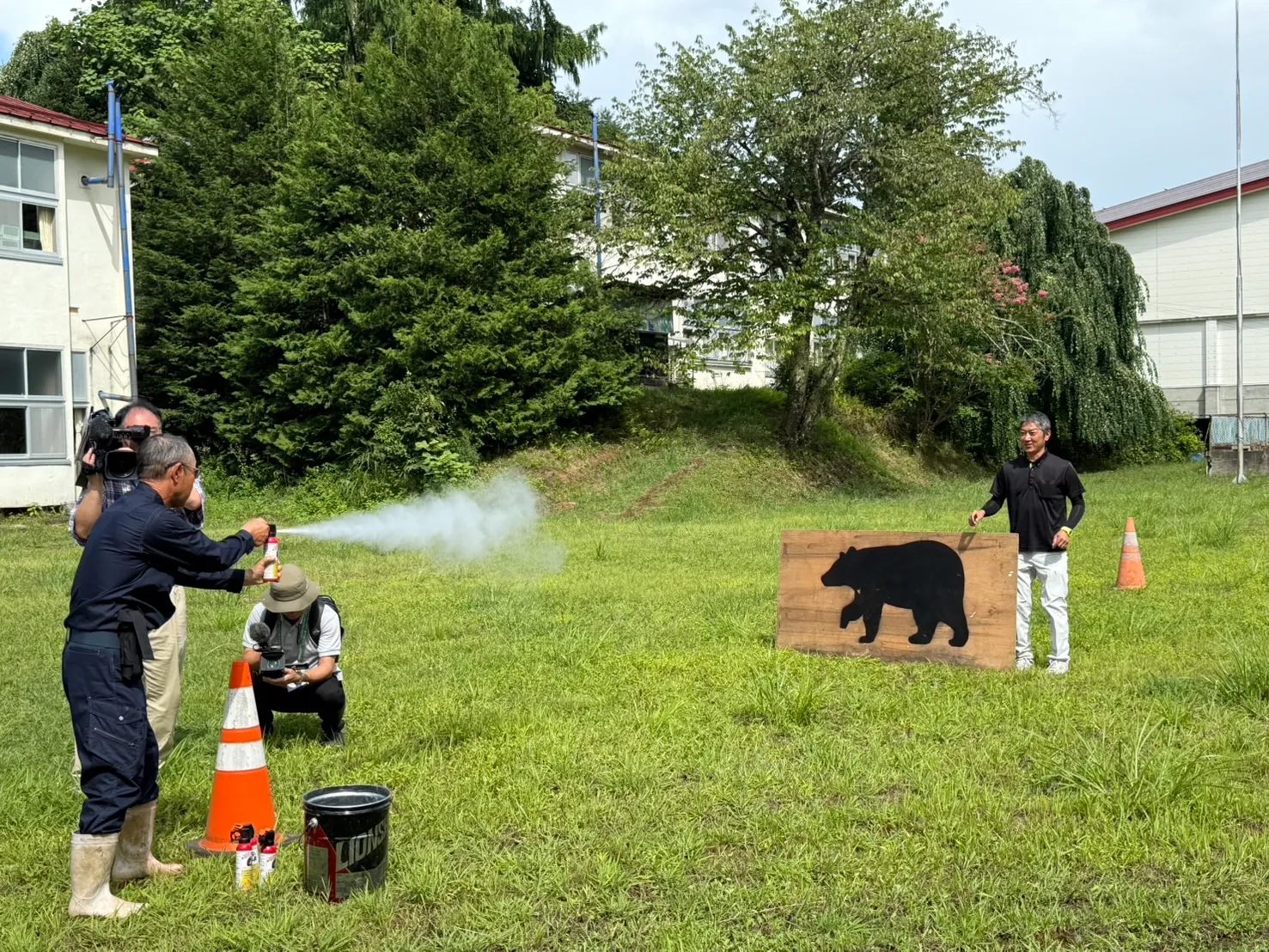 クマ対策研修会の様子 - 練習用クマスプレー loading=