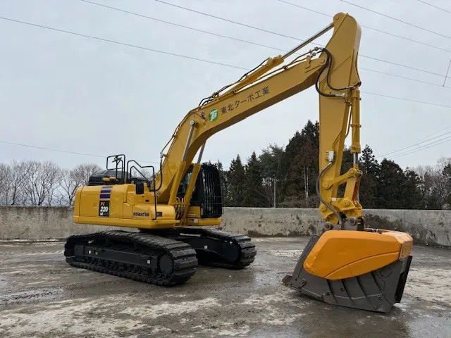 バックホウ（クラッシャー付き）